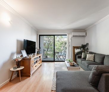 Spacious city-fringe apartment in an unbeatable location - Photo 2