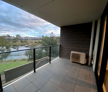 Modern Lakeside Apartment - Photo 2