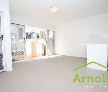 6 MONTH LEASE ONLY! Neat & Tidy 2 bedroom townhouse. - Photo 4