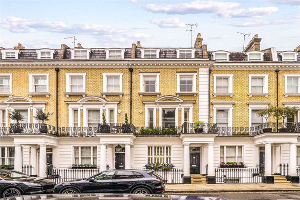 A beautiful family home set over five floors of a period building in South Kensington. - Photo 1