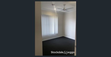 Generously sized townhouse - Photo 2