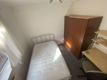 4 bedroom flat to rent - Photo 4