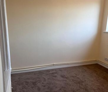 3 bedroom flat to rent - Photo 4
