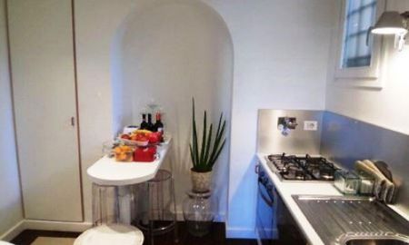 Campo de’Fiori: Bright, beautifuly furnished 2 bedroom, 2 bath, spacious living, balconies, bright, silent, new kitchen & baths. REF 1095 - Photo 2