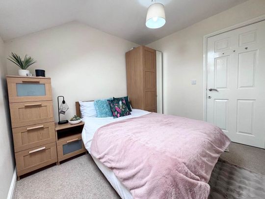 Hough Lane (Room 4), Bramley, Leeds - Photo 1