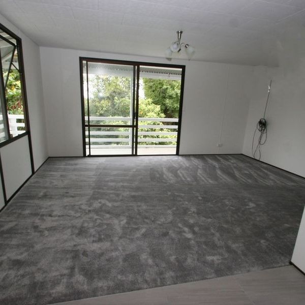 Spacious 7-Bedroom 2-Bathroom Home in Kumeu - Photo 1