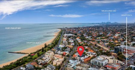 FULLY FURNSIHED BOUTIQUE APARTMENT WITH COURTYARD ! CAFES AND BEACH AT YOUR DOORSTEP - Photo 2