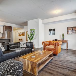 2 Bedroom Furnished Apartment In Laval - Photo 3