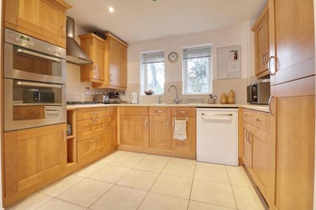 4 bedroom detached house to rent - Photo 2