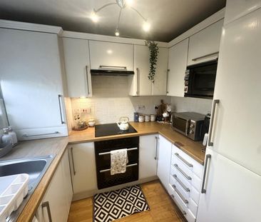 Highdowns, Hatch Warren, Basingstoke - Photo 4