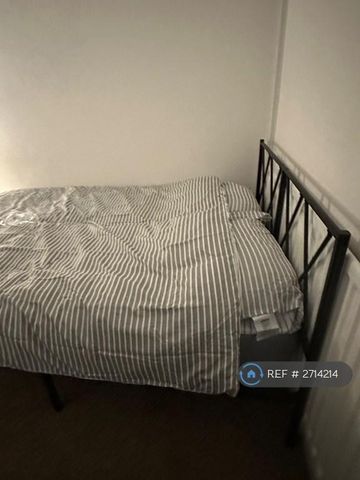 1 bedroom in a house share to rent - Photo 2
