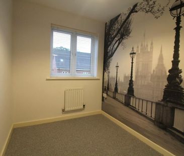 4 bedroom semi-detached house to rent - Photo 2