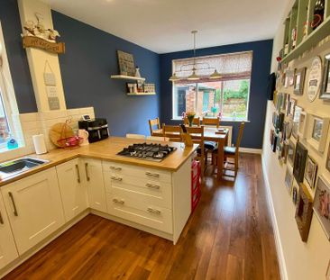 4 bedroom semi-detached house to rent - Photo 4