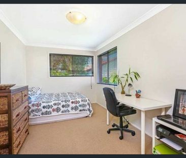 SPACIOUS TOWNHOUSE IN PRIME LOCATION – WALK TO SCHOOLS & SHOPS - Photo 1