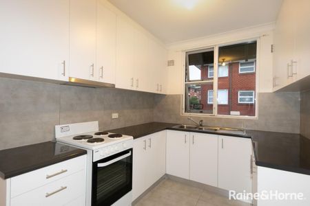 Spacious Three-Bedroom Apartment in a Quiet Hillsdale Street - Photo 5