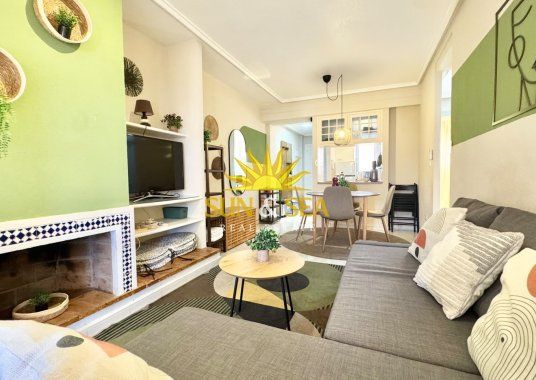 2-BEDROOM APARTMENT WITH TERRACE AND POOL, 400 METRES FROM THE BEACH IN TORREVIEJA