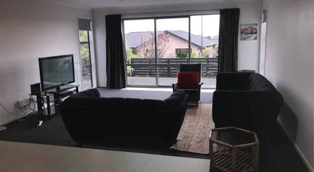 SPACIOUS ROOM WITH ENSUITE - Photo 4