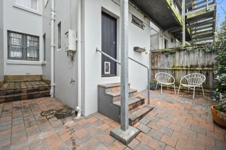 Spacious apartment in vibrant sought-after location - Photo 2