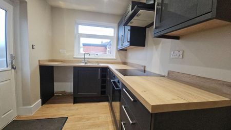 3 bedroom semi-detached bungalow to rent - Photo 4