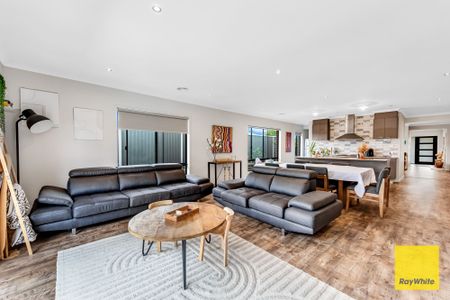 Luxurious Family Home - Photo 2