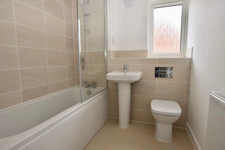 3 bedroom semi-detached house to rent - Photo 4