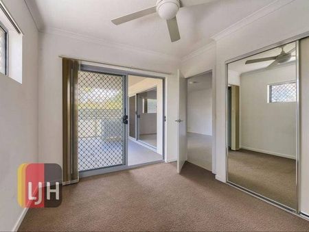 SPACIOUS TWO BEDROOM UNIT WITH AIR CON & WALK TO TRAIN !! - Photo 2