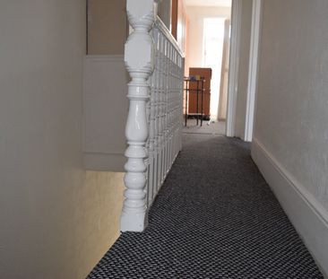 Three bedroom house close to ilford station - 2500 pcm - Photo 3