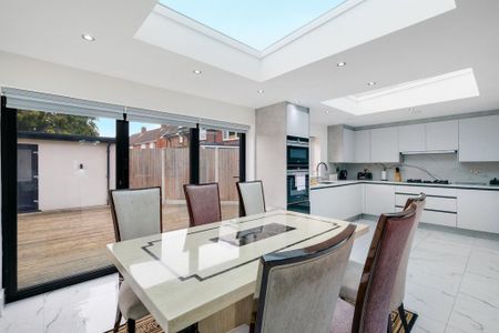 5 bedroom detached house to rent - Photo 4