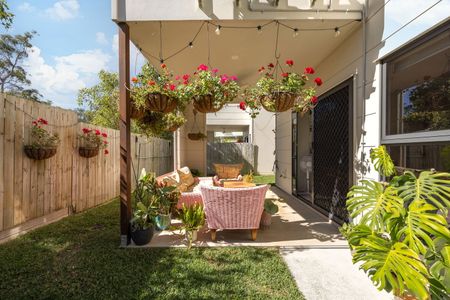 Executive townhouse backing onto farmland! - Photo 5