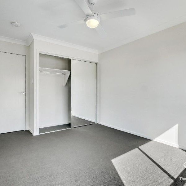 FOUR BEDROOM 2 BATHROOM TOWNHOUSE WITH SINGLE LOCK UP GARAGE & COVERED CARPORT - Photo 1