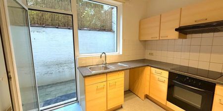 Appartement te huur in Schaarbeek voor € 900 met 1 slaapkamer - Photo 2