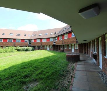 Roundmead, Stevenage, Hertfordshire - Photo 2