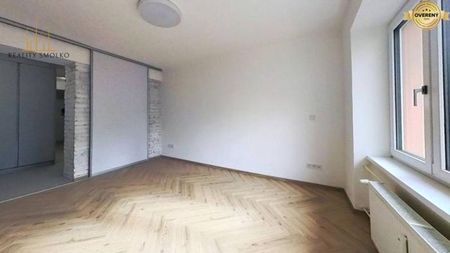 EXKLUZÍVNE: Dizajnový 2-izbový byt na Šafárikovej ulici – bývanie s ch - Fotografia 3