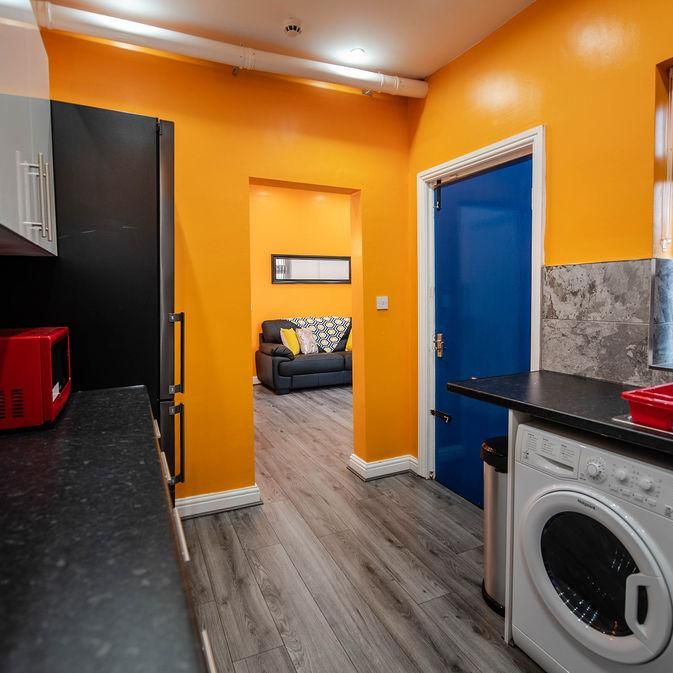 5 bedroom house of multiple occupation to rent - Photo 1