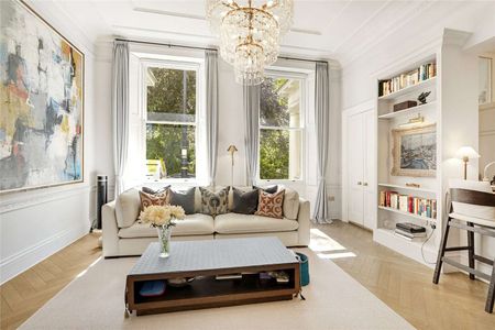 Exceptional lateral apartment with own private entrance, enviably situation on Warwick Square. Exquisitely refurbished and beautifully furnished. 2 double bedrooms, 2 bathrooms. - Photo 4