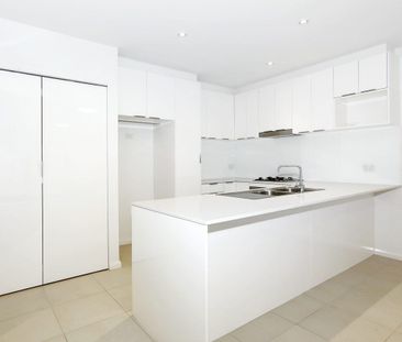 Stylish and Spacious Apartment - Photo 4