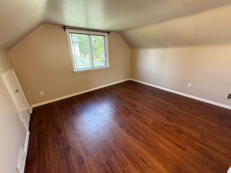 🌟 Cozy 600 sq ft Upper Floor Mezzanine Suite Near NAIT - Photo 3