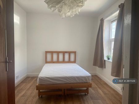 3 bedroom flat to rent - Photo 5