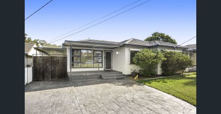 LARGE FAMILY HOME WITH TWO LIVING AREAS & ENTERTAINING BACK DECK! - Photo 2