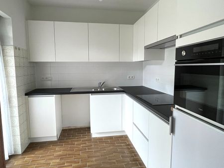 Gelijkvloers appartement met ruim terras en autostaanplaats , dichtbij vele voorzieningen - Photo 2