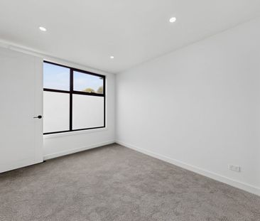 Brand New, Bold & Brilliant – Complete with Private Rooftop Spa - Photo 5