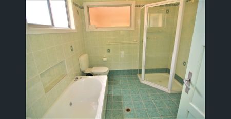 FAMILY HOME WITH GREAT GARAGING - Photo 2