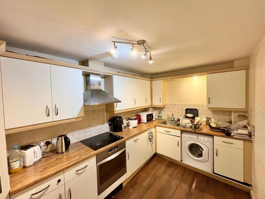 1 bedroom in a flat share to rent - Photo 1