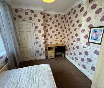 Giles Avenue, Tang Hall - P1849 - Photo 3