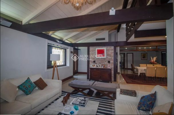 Casa em Condomínio com 4 quartos e 343m² para alugar em Petrópolis, Porto Alegre. - Photo 1