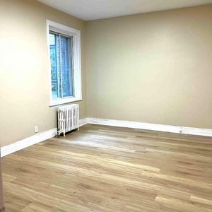 PRES DU METRO SNOWDON 3 CHAMBRES FERMEES- RENOVE - Photo 2