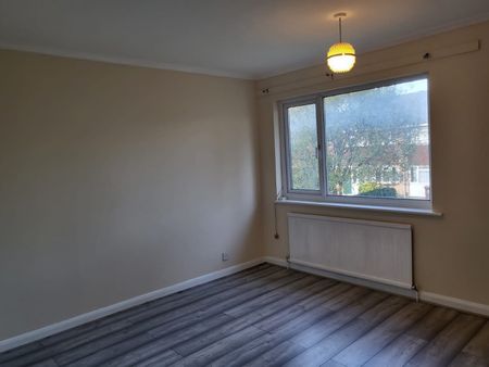 2 bed Terraced in Woodrush Way , Romford, RM6 5BL - Photo 5