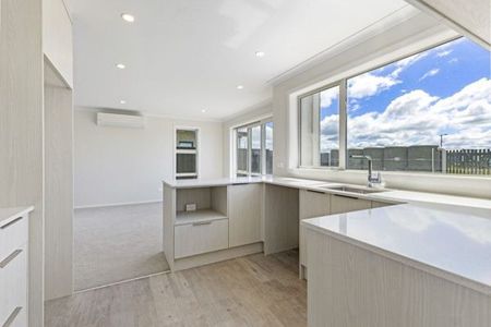 Welcome to your new home in Greenhill, one of Hamilton’s most coveted rental areas! - Photo 2