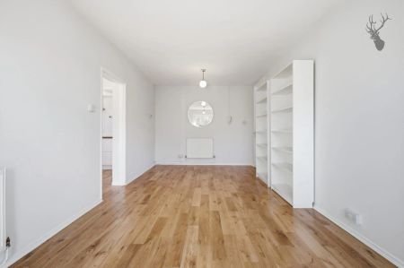 1 Bedroom Flat - Purpose Built - Photo 2