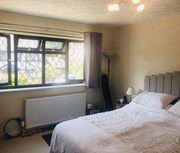 Worth 4 bedroom detached house to rent - Photo 3